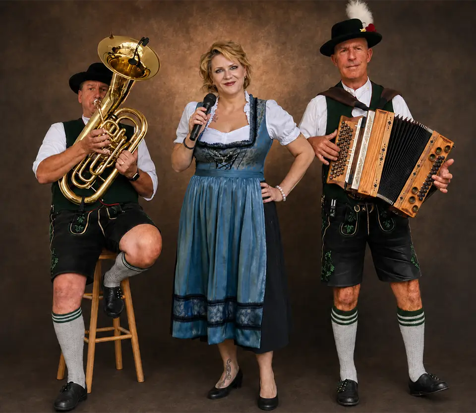 Stammtischler German music trio with vocalist, Steirische Harmonika and baritone in traditional Bavarian clothing